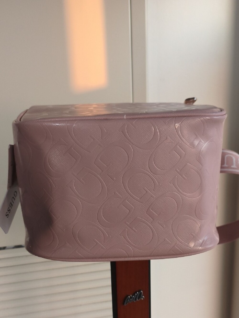 NWT 🩷 GUESS Light Pink Patent Logo Crossbody Insulated Lunch Bag - Picture 7 of 11